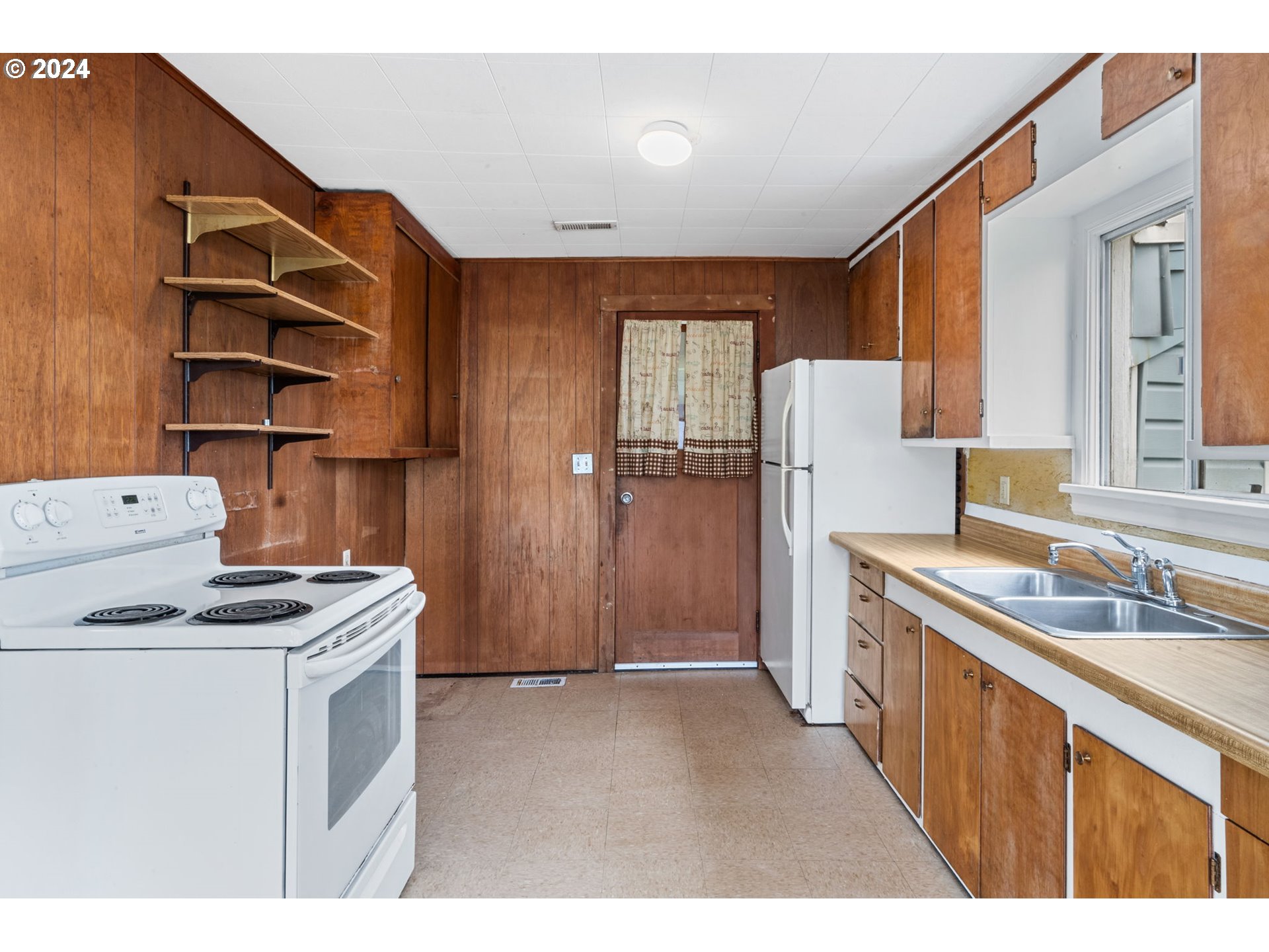92165 Clover Road Astoria, OR 97103 - Photo 12 of 31 a kitchen that has a sink a stove and a refrigerator
