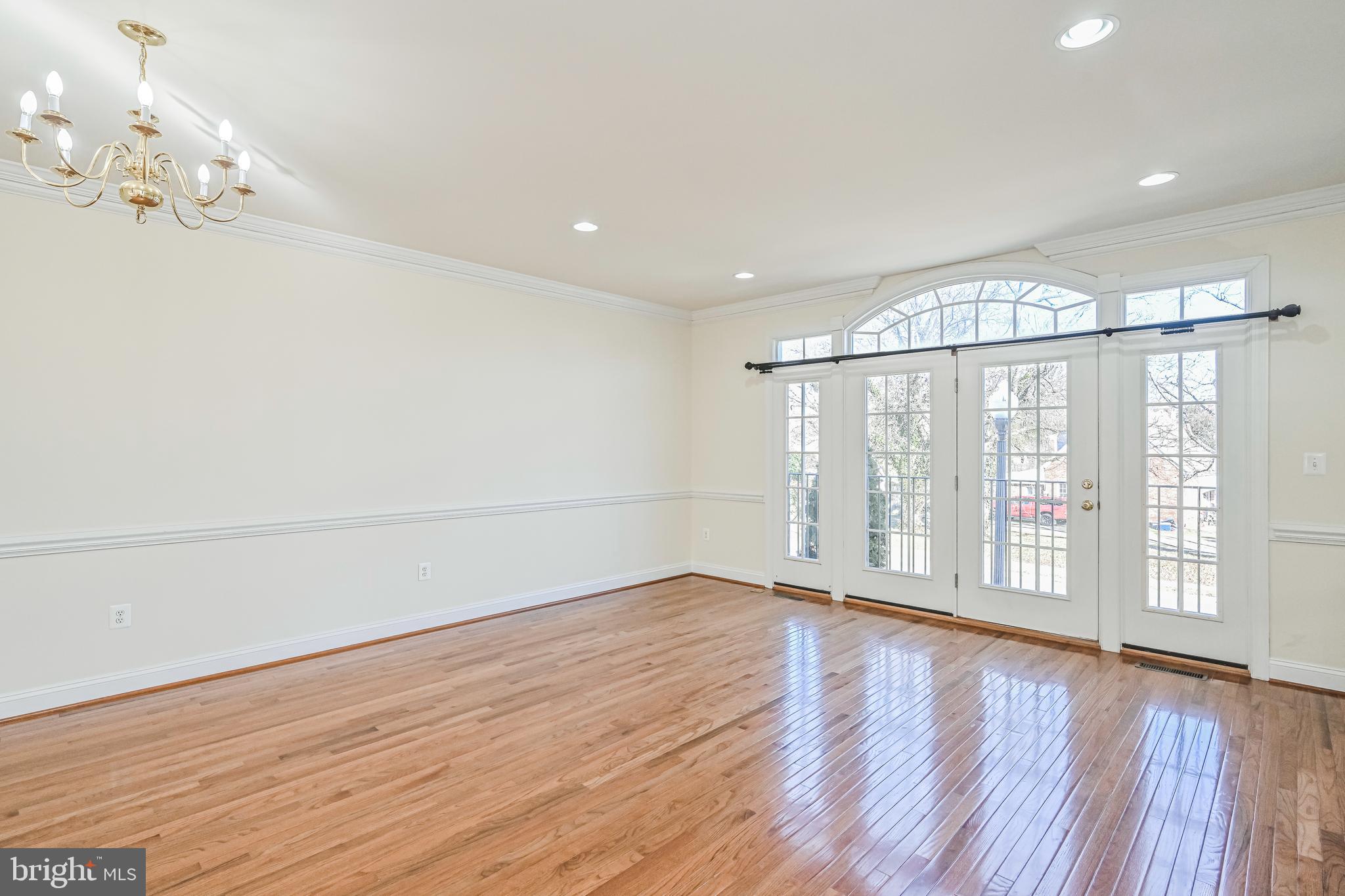 1224 South Glebe Road Arlington, VA 22204 - Photo 54 of 102 Massive Living Room