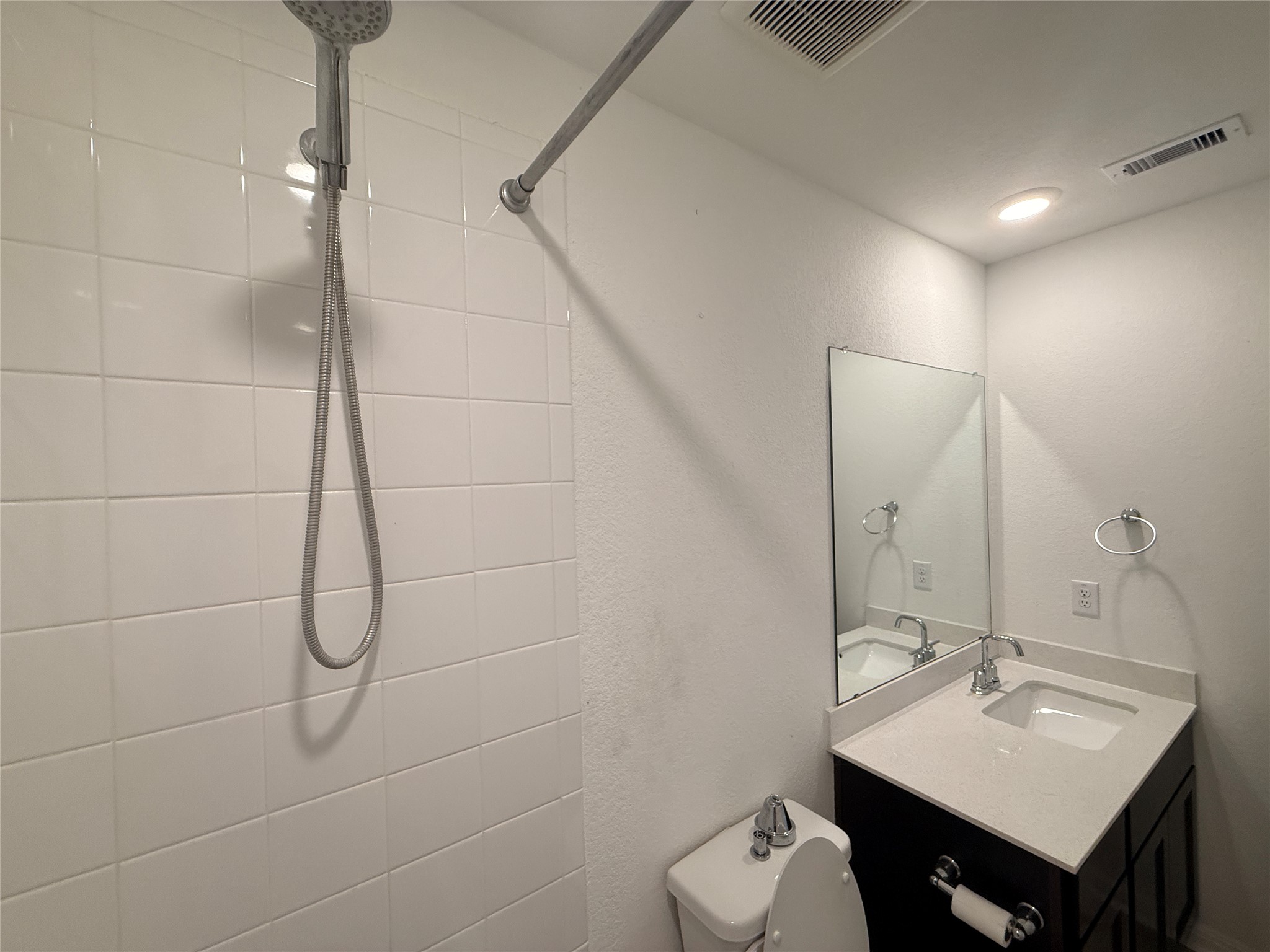 120 Calla Lane Georgetown, TX 78626 - Photo 15 of 19 Full bath with vanity, tiled shower, and a textured wall