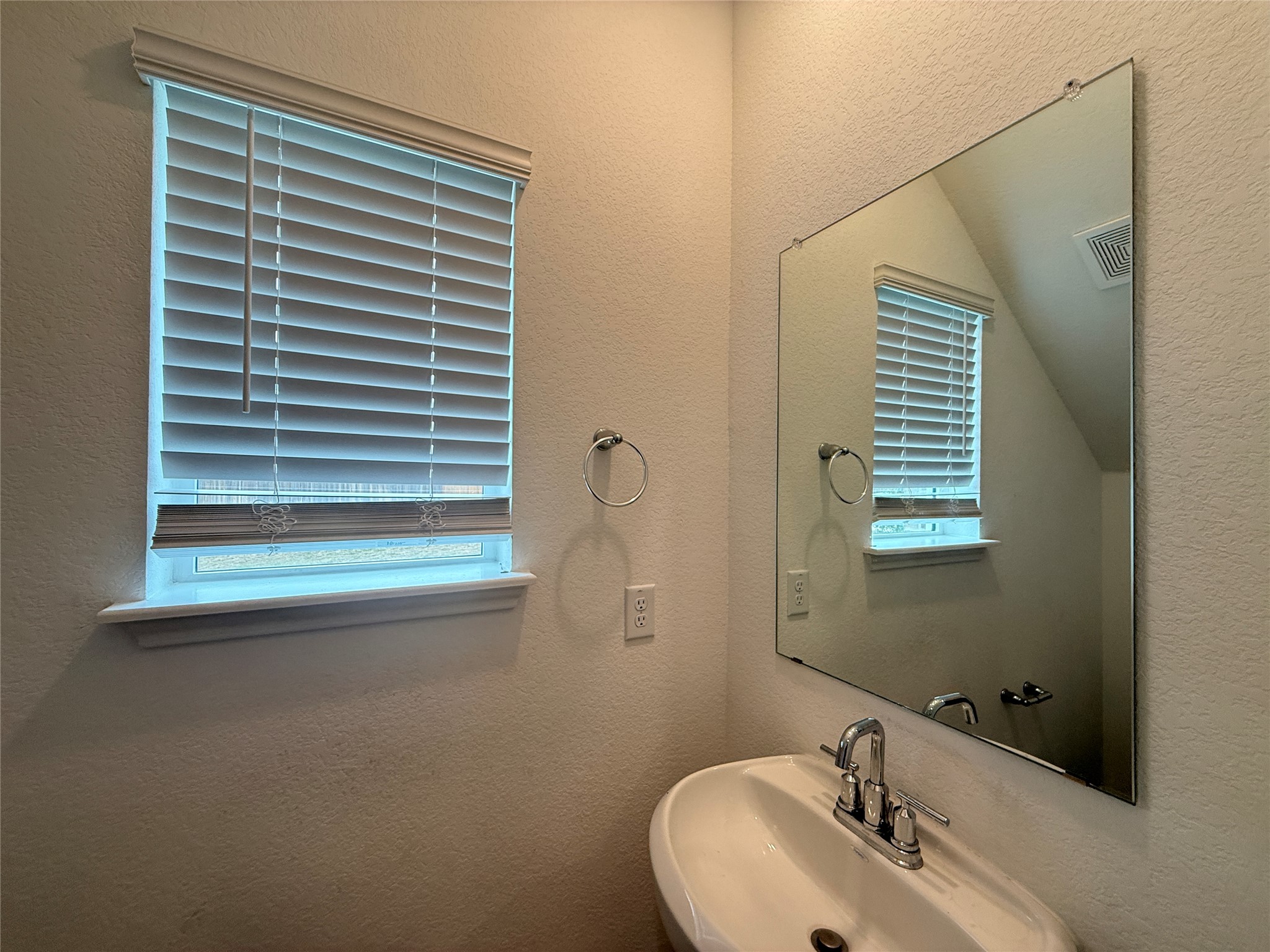 120 Calla Lane Georgetown, TX 78626 - Photo 6 of 19 Bathroom featuring a textured wall