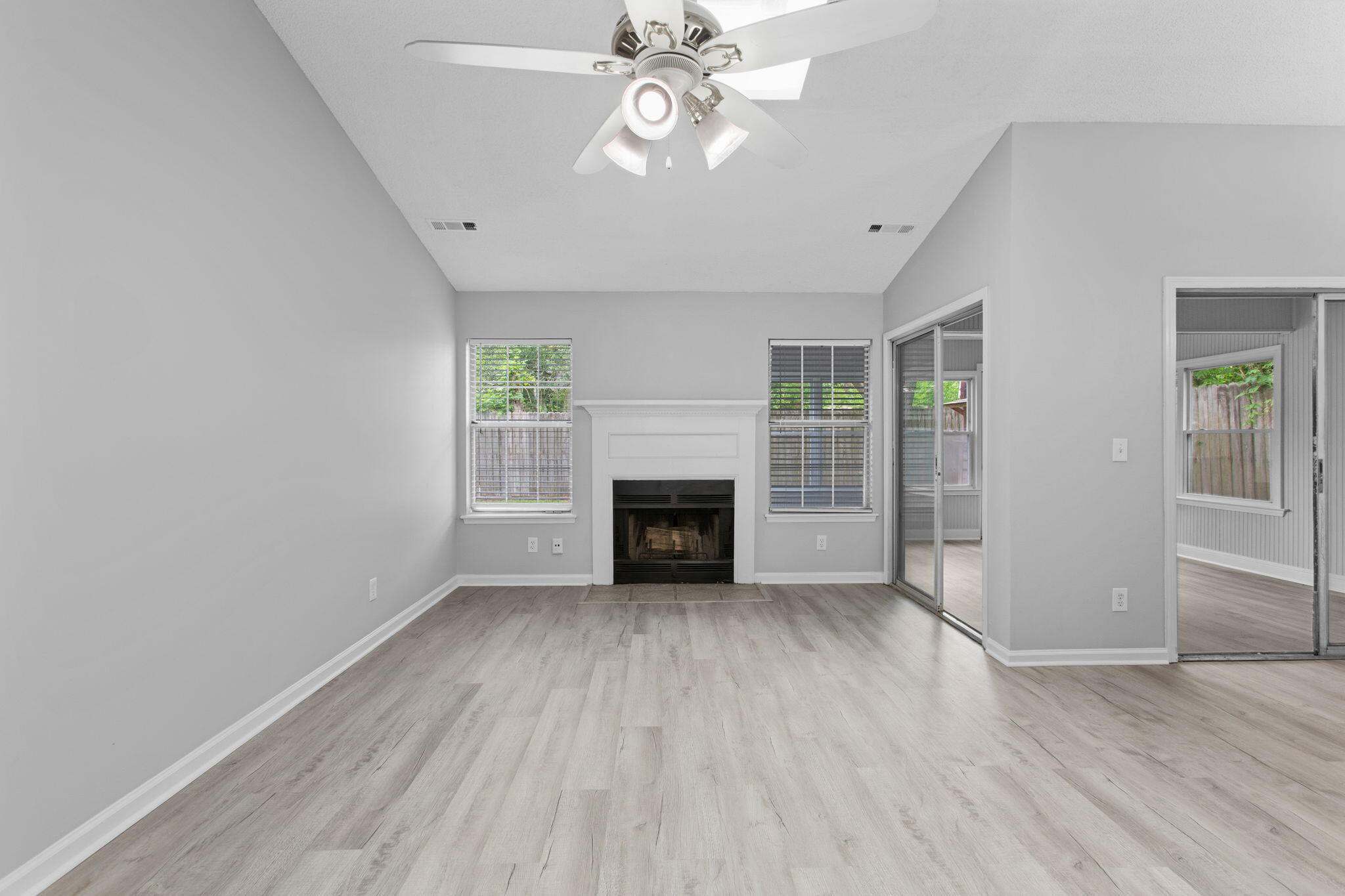 9512 One Notch Road Ladson, SC 29456 - Photo 10 of 20 Livingroom
