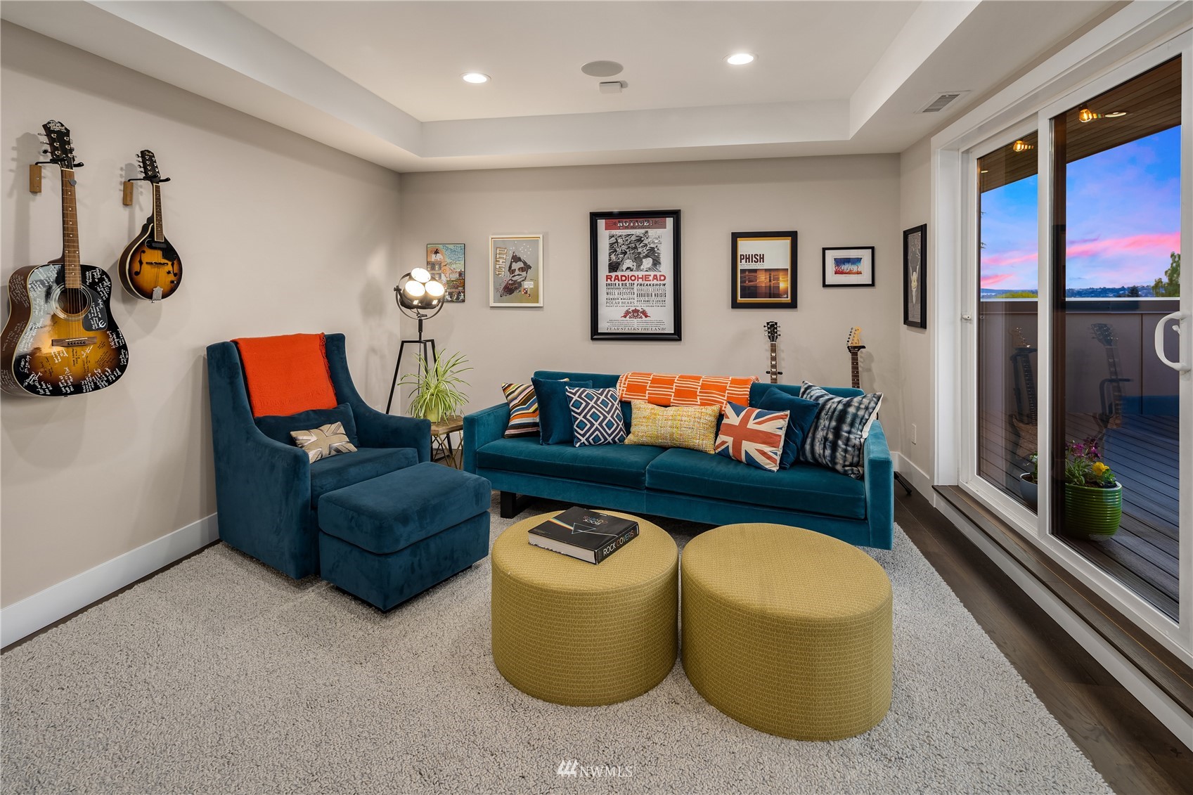 111 North 76th Street Seattle, WA 98103 - Photo 27 of 40 a living room with furniture