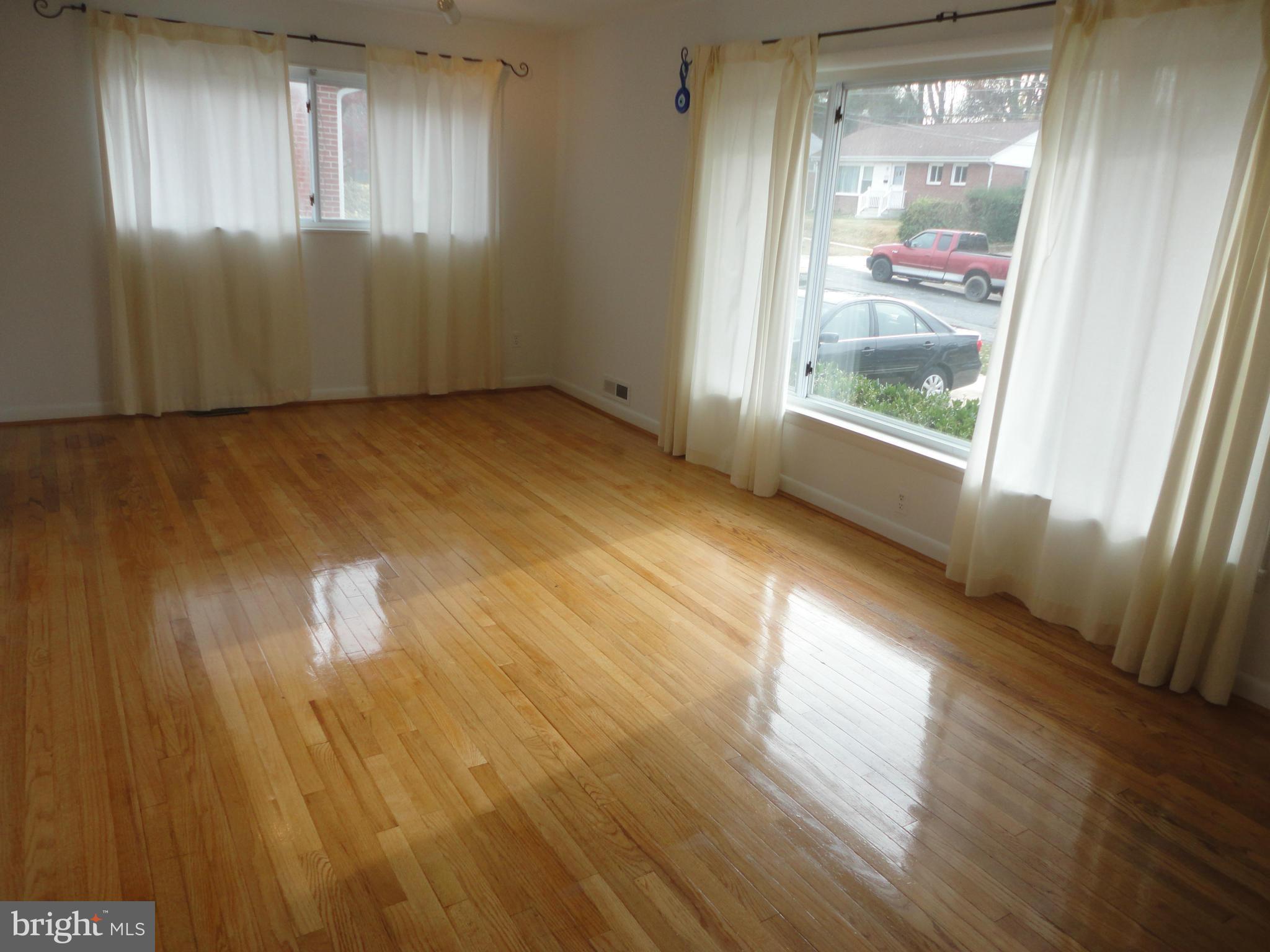 2913 Harris Avenue Silver Spring, MD 20902 - Photo 5 of 30 Living Room