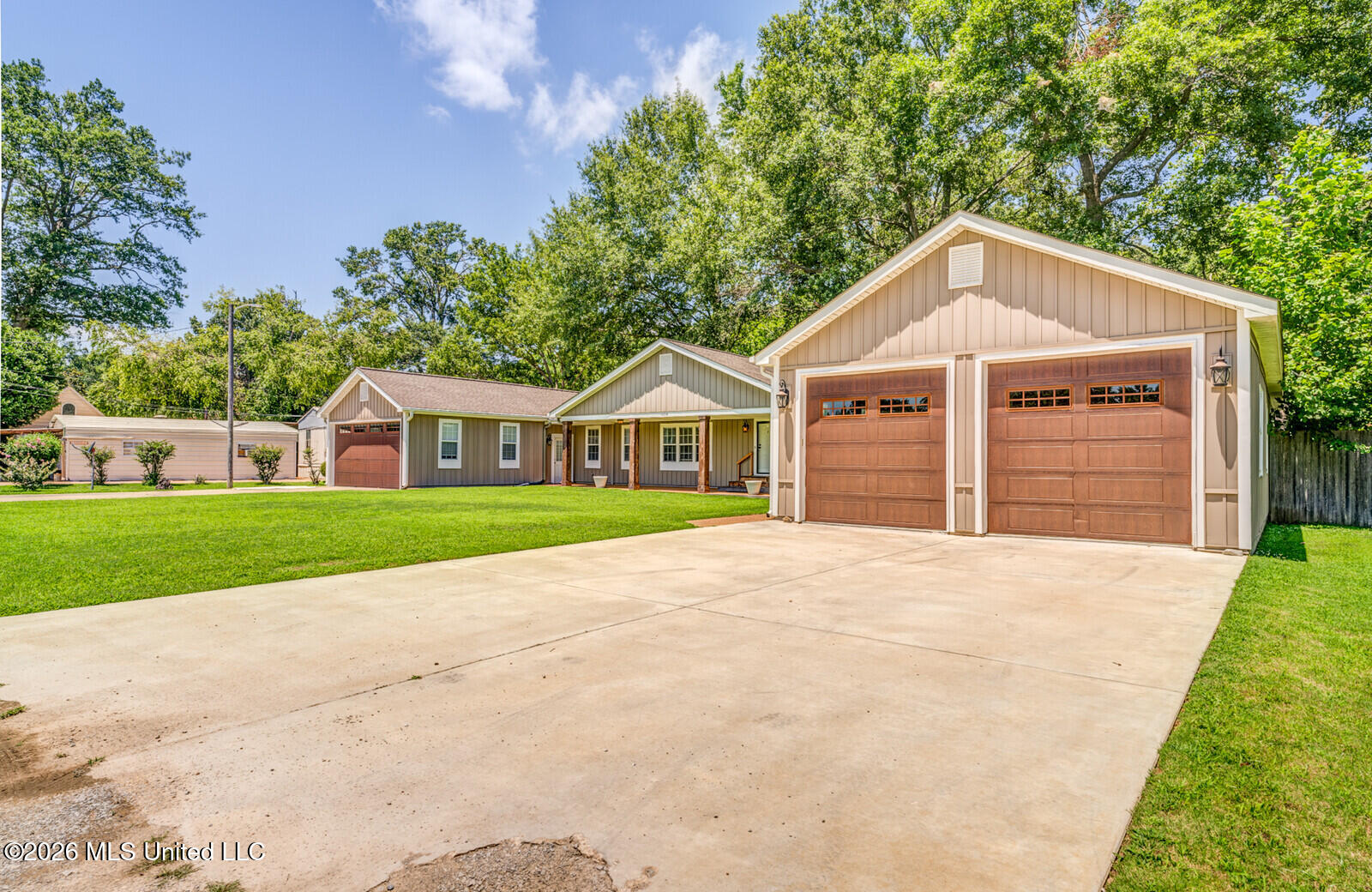 1114 Riverview Road Sardis, MS 38666 - Photo 3 of 54 03_DSC02463_4_5_6_7_mls