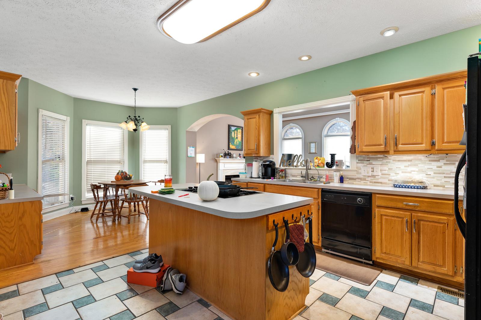 133 East Robertson Road Castalian Springs, TN 37031 - Photo 7 of 28 Large eat-in kitchen with lots of counter space!