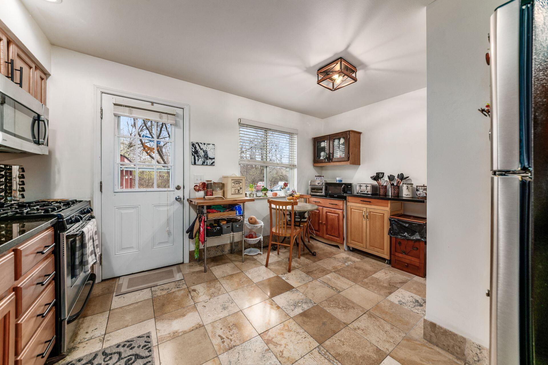 287 Fenway Road, Unit B Columbus, OH 43214 - Photo 11 of 40 013_d86ca8_L 287 Fenway Rd047