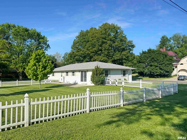 $245,000 | 201 Northeast Cross Street, Mount Sterling, IL 62353