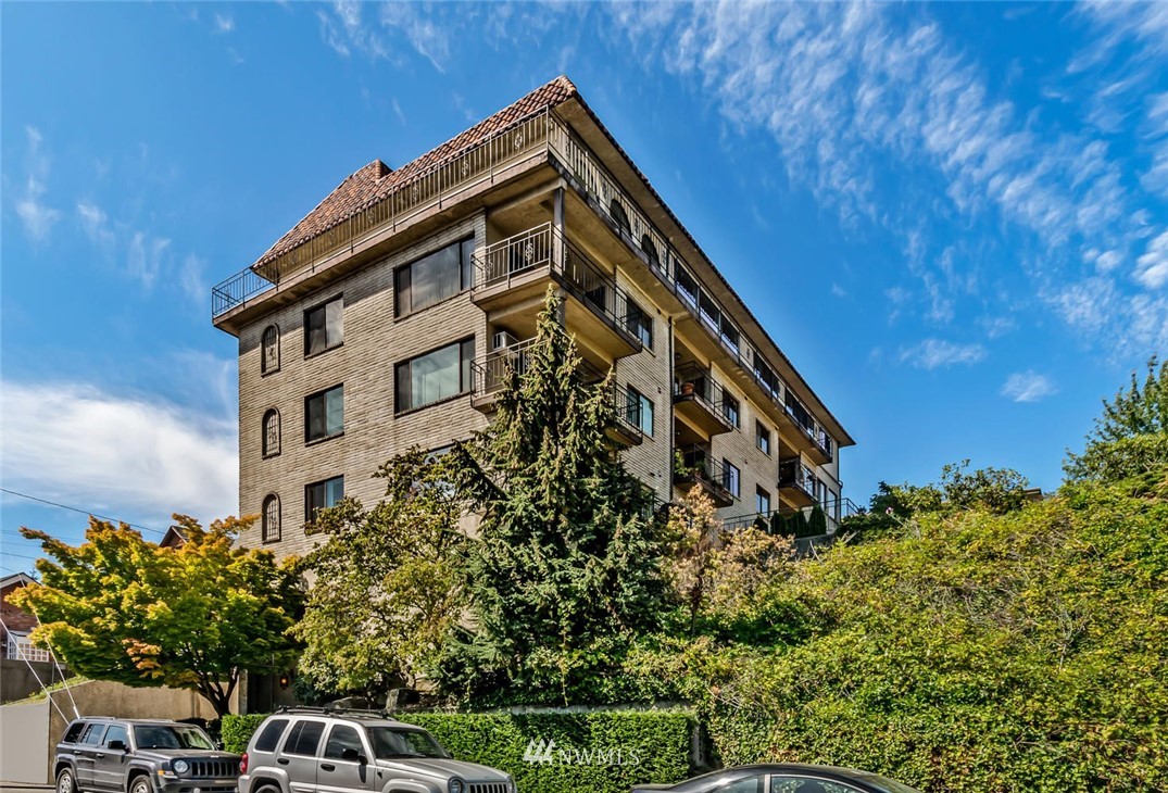 610 Aloha Street, Unit 302 Seattle, WA 98109 - Photo 3 of 27 a view of a large building