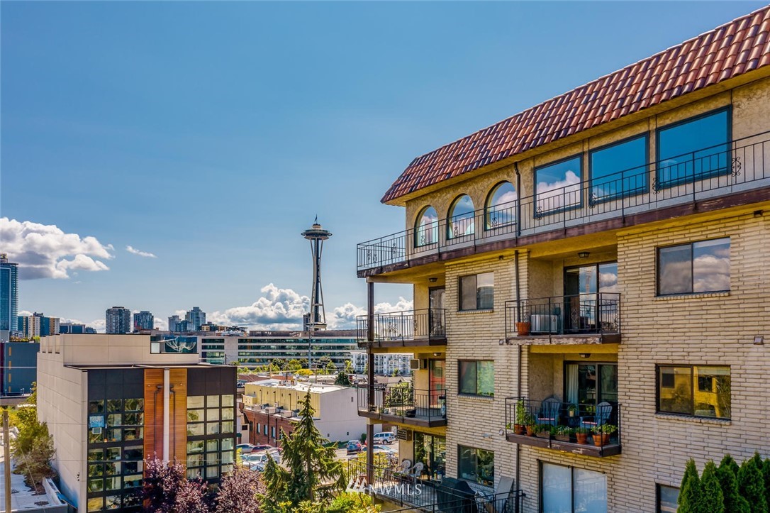 610 Aloha Street, Unit 302 Seattle, WA 98109 - Photo 21 of 27 a front view of a building with lake view and a fountain