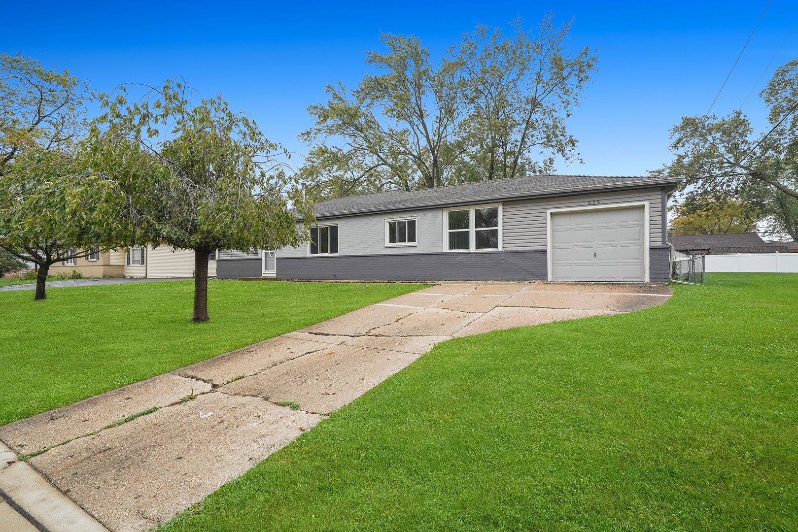 325 Apache Lane Hoffman Estates, IL 60169 - Photo 1 of 16