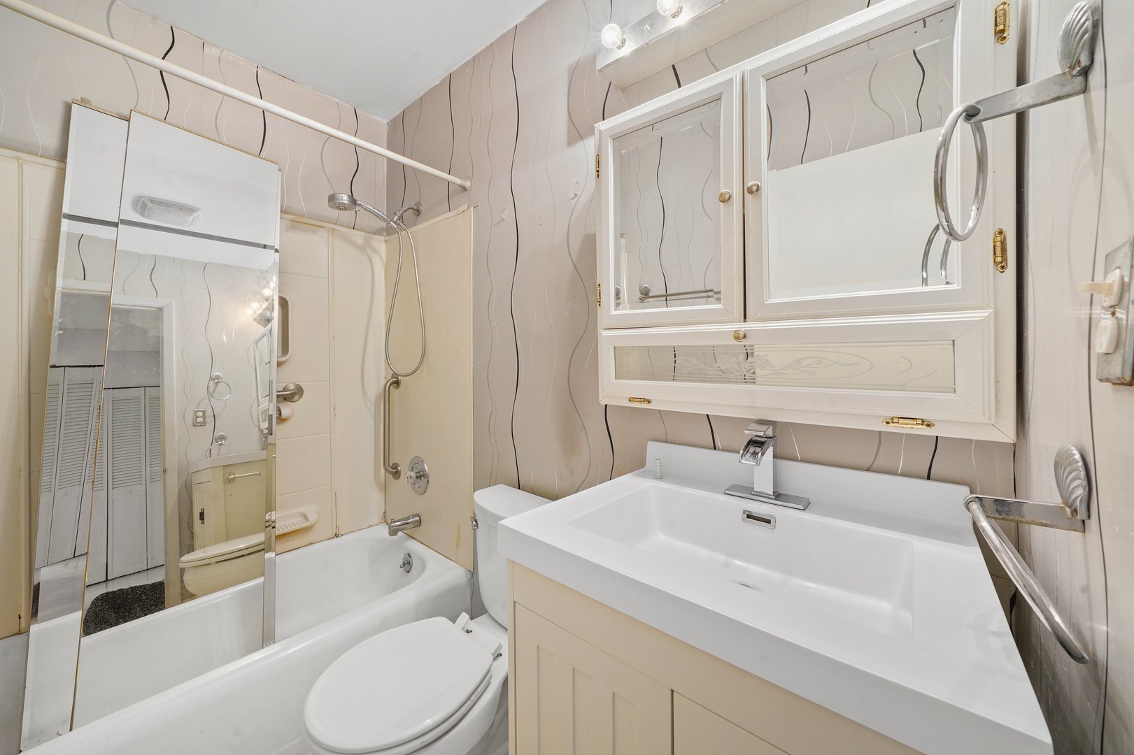 325 Apache Lane Hoffman Estates, IL 60169 - Photo 12 of 16