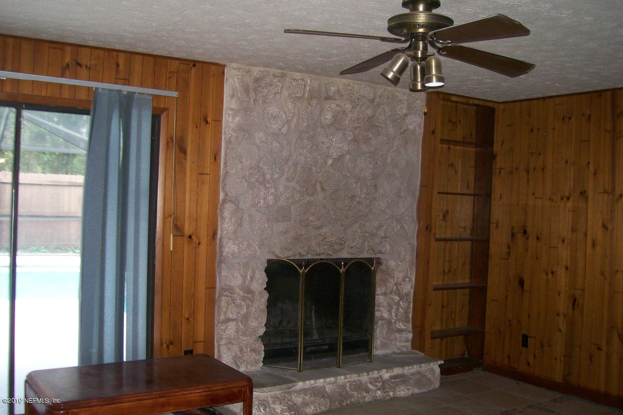 10259 Crystal Springs Road Jacksonville, FL 32221 - Photo 5 of 14 Family Room w fireplace