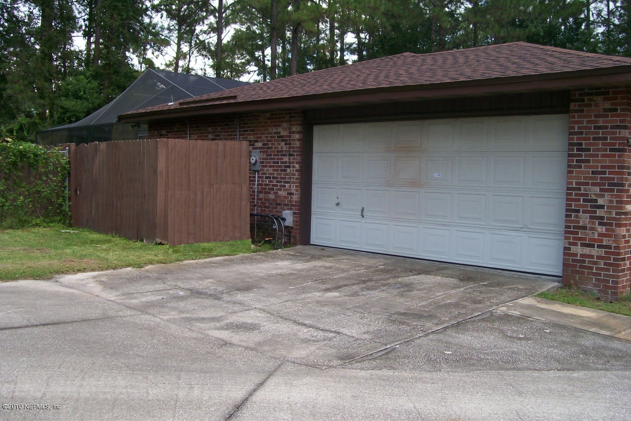 10259 Crystal Springs Road Jacksonville, FL 32221 - Photo 10 of 14 Garage & driveway