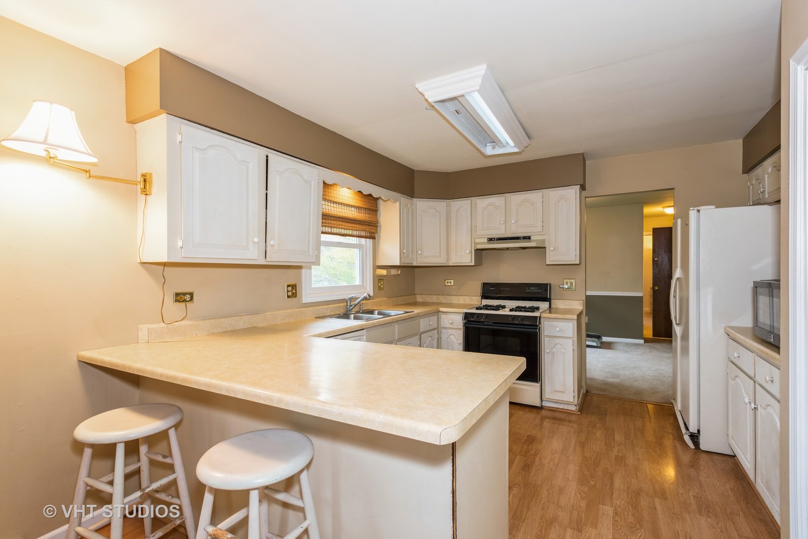 7 Green Ridge Road Elgin, IL 60120 - Photo 4 of 11 a kitchen with a stove a sink and a refrigerator