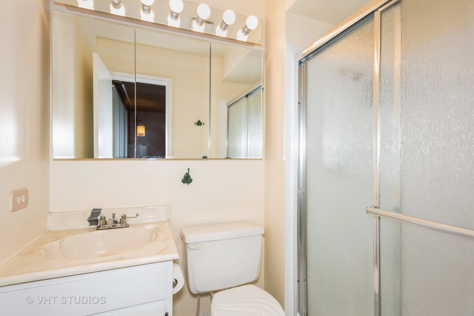 7 Green Ridge Road Elgin, IL 60120 - Photo 10 of 11 a bathroom with a sink a toilet and shower