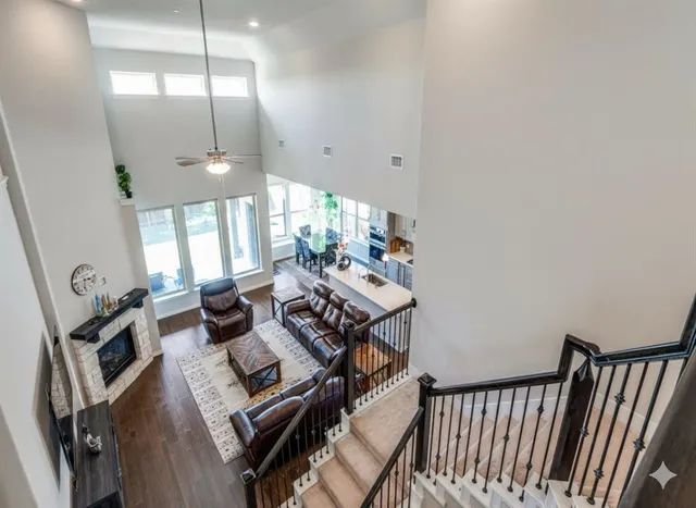 a view of a livingroom with furniture and a ceiling fan