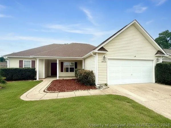 $1,900 | 1928 Sir Michael Drive, Hope Mills, NC 28348