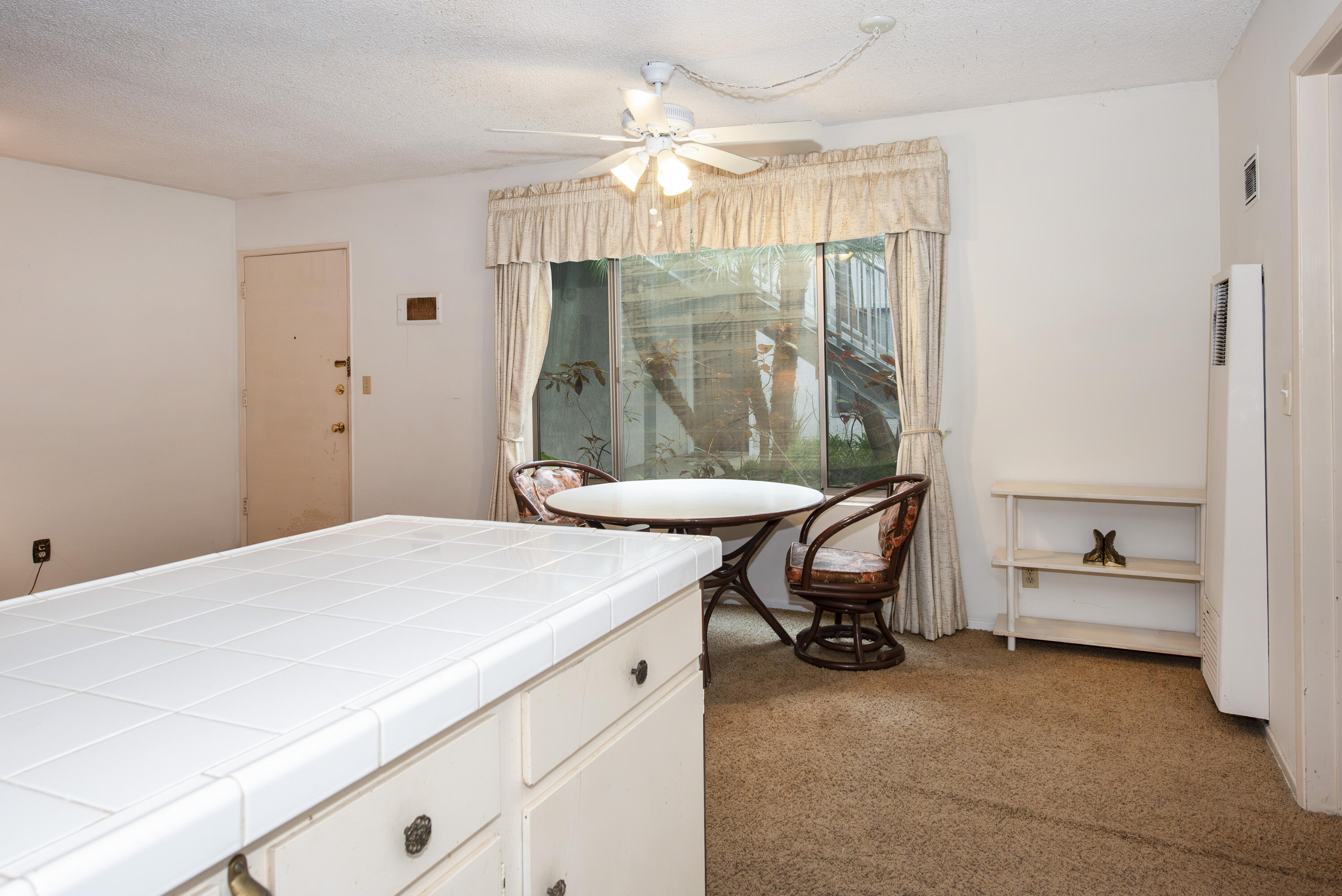 4880 Sandyland Road, Unit 39 Carpinteria, CA 93013 - Photo 8 of 21 Kitchen and dining area