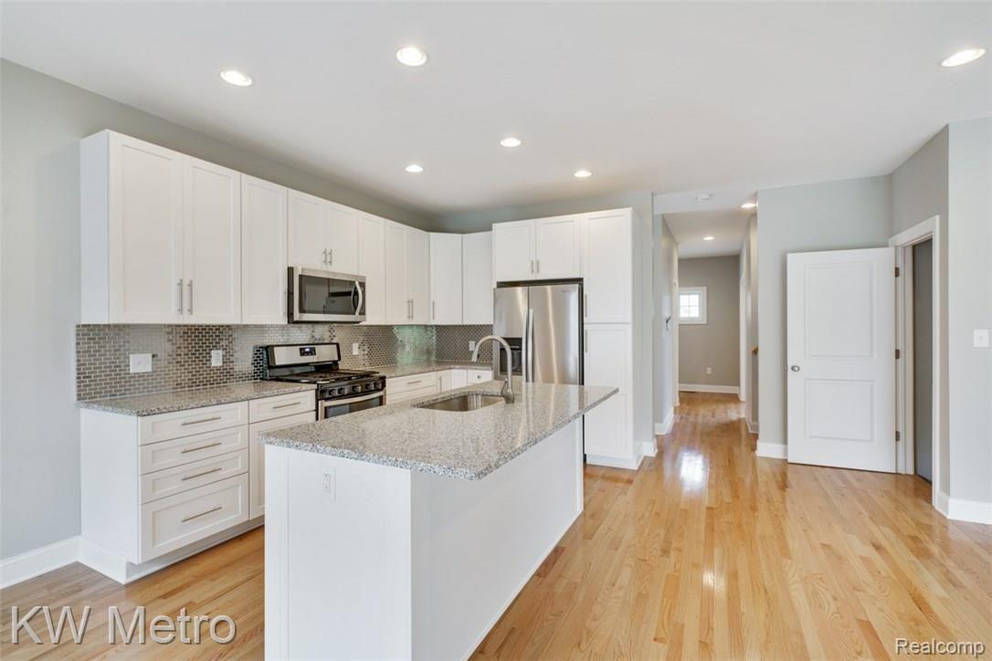 837 Columbia Road Berkley, MI 48072 - Photo 6 of 26 dsc01717-dsc01721 (1).jpg