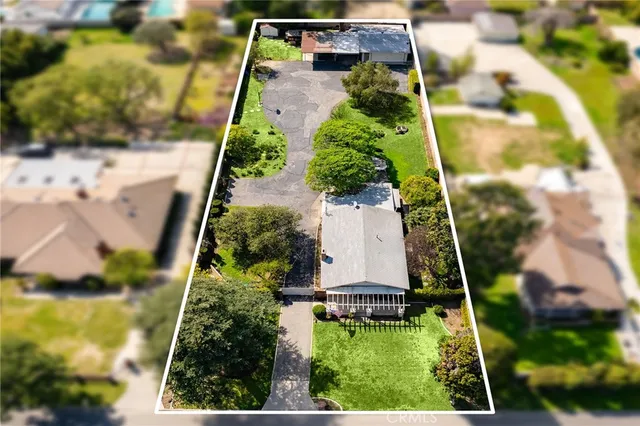 a small garden in the backyard of a house