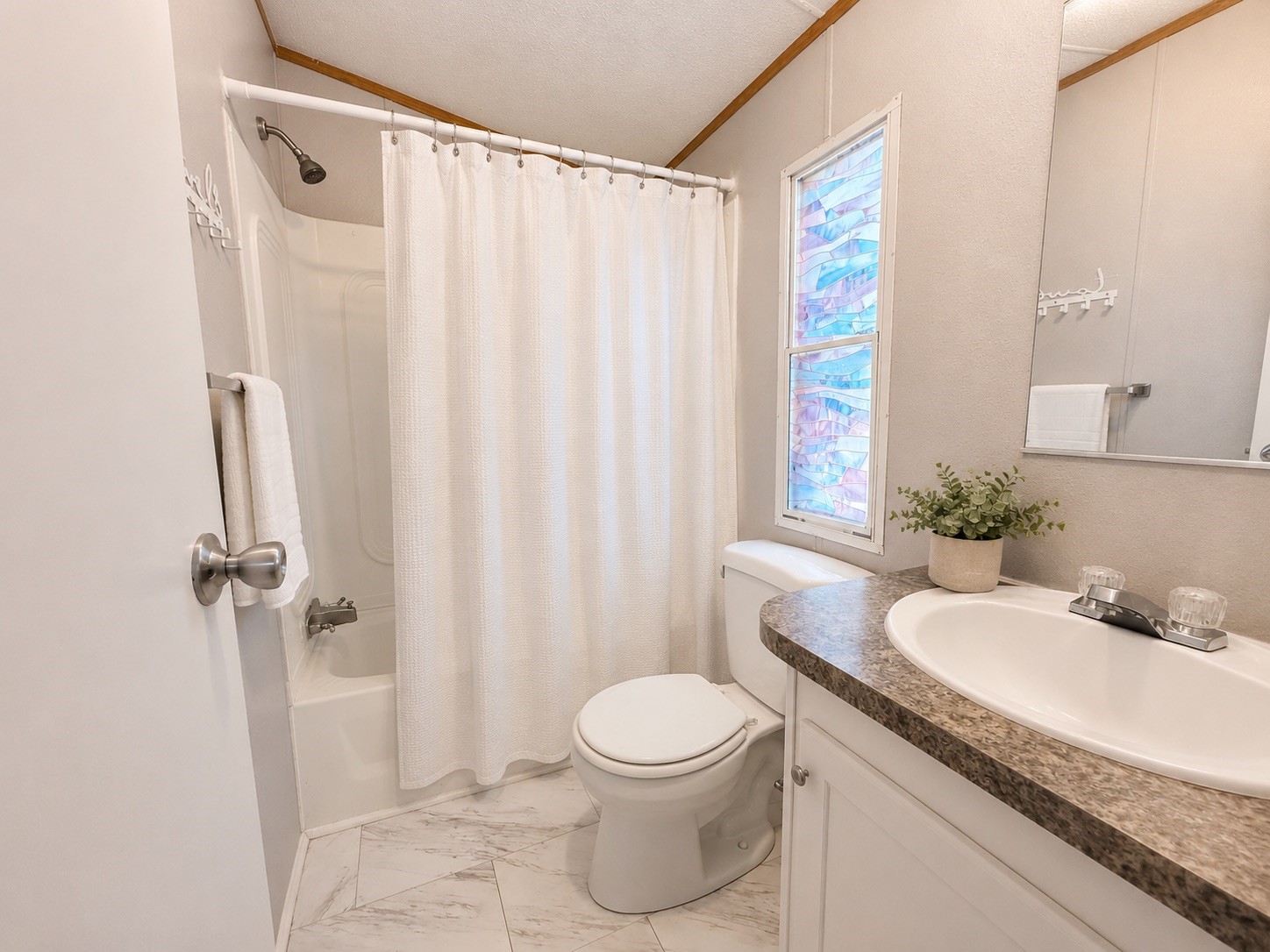 102 Western Way Angleton, TX 77515 - Photo 27 of 40 Guest bath staged