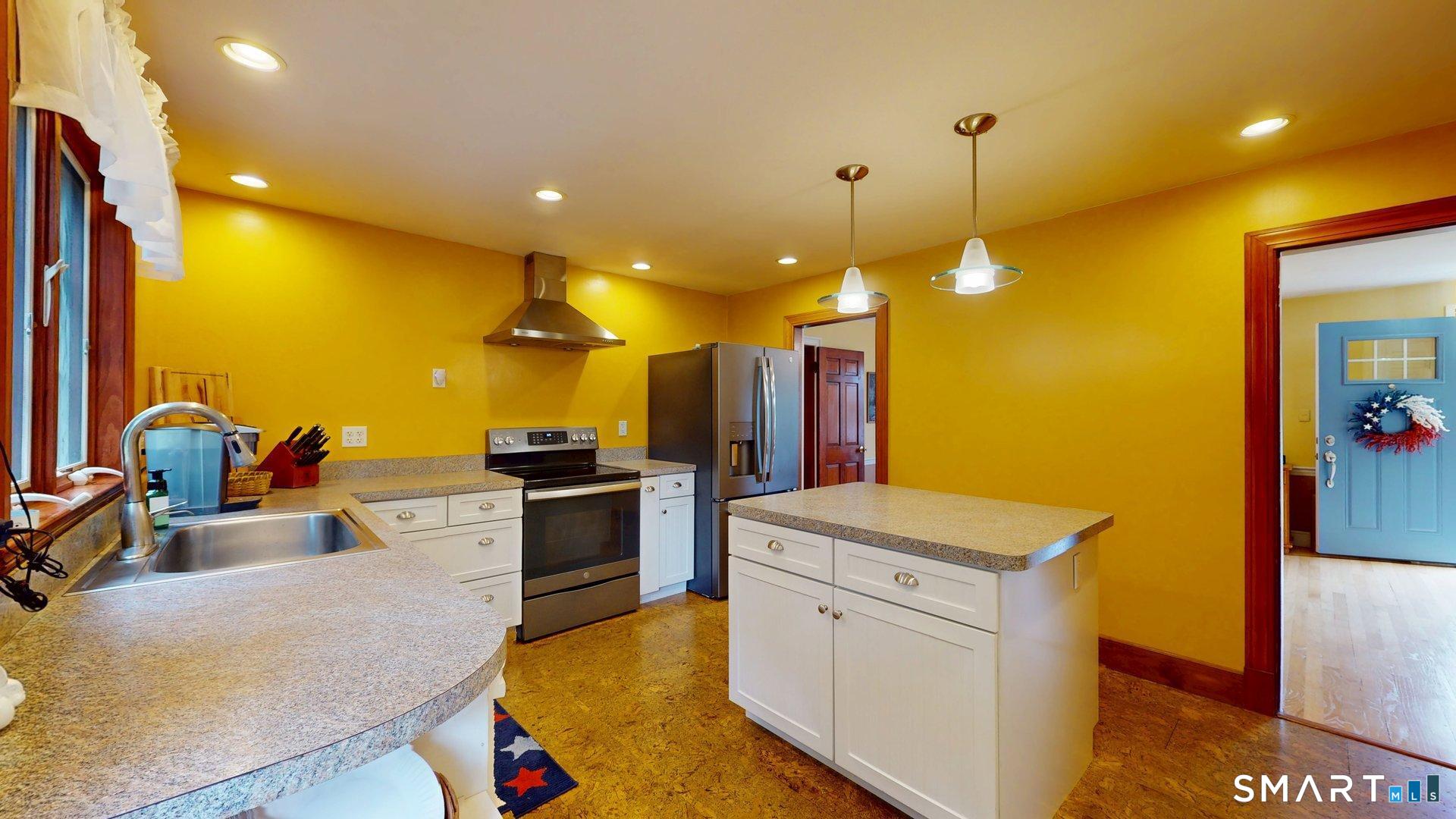 8 Bridge Lane Enfield, CT 06082 - Photo 5 of 40