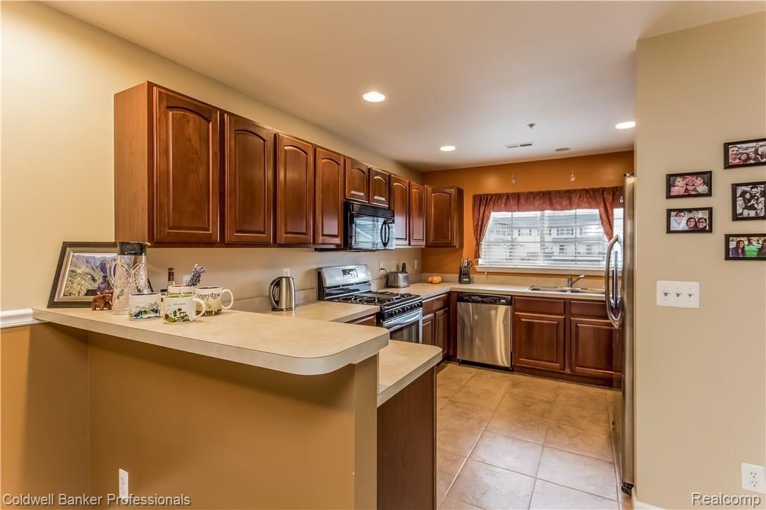 16894 Farmington Road, Unit 41 Livonia, MI 48154 - Photo 9 of 32 Breakfast Bar