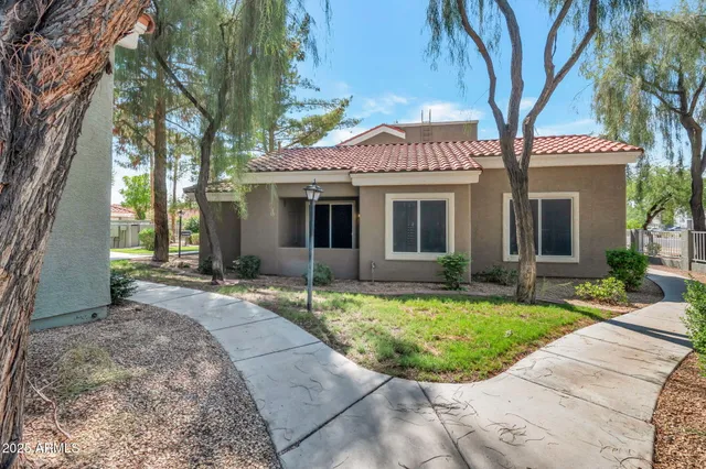 a view of a house with backyard