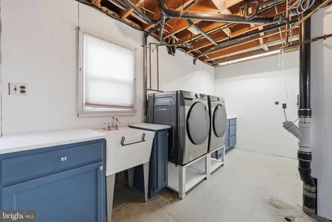 a black and white photo of a picture