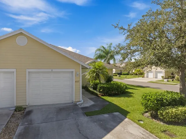 a view of back yard of the house