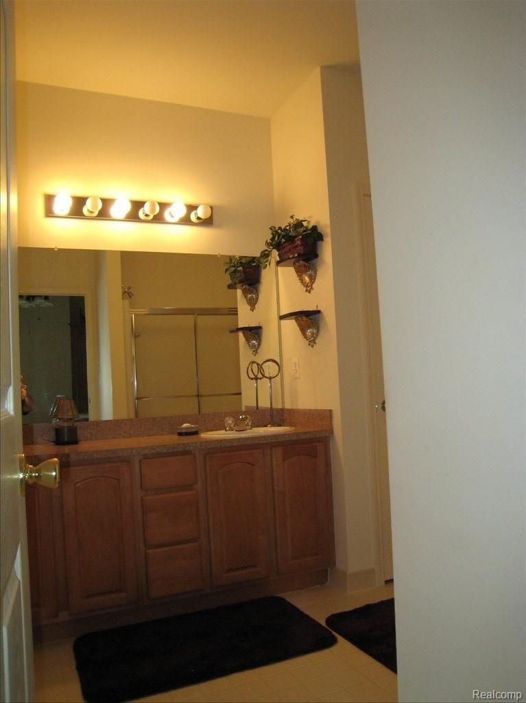 11730 Farmington Road, Unit 22 Livonia, MI 48150 - Photo 5 of 18 BATHROOM
