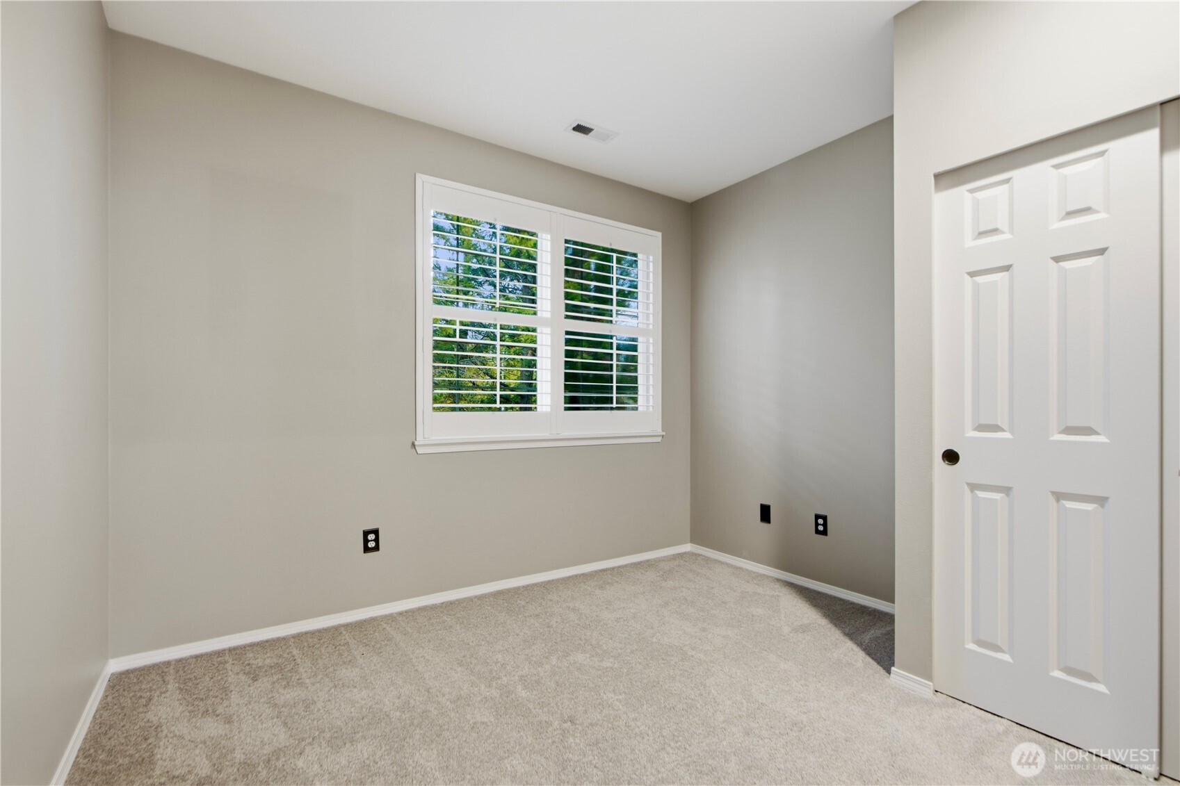 18676 Northeast 56th Court Redmond, WA 98052 - Photo 13 of 25