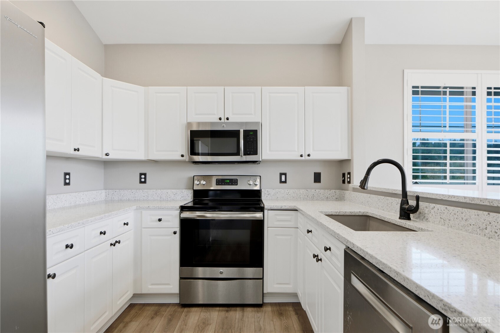 18676 Northeast 56th Court Redmond, WA 98052 - Photo 8 of 25