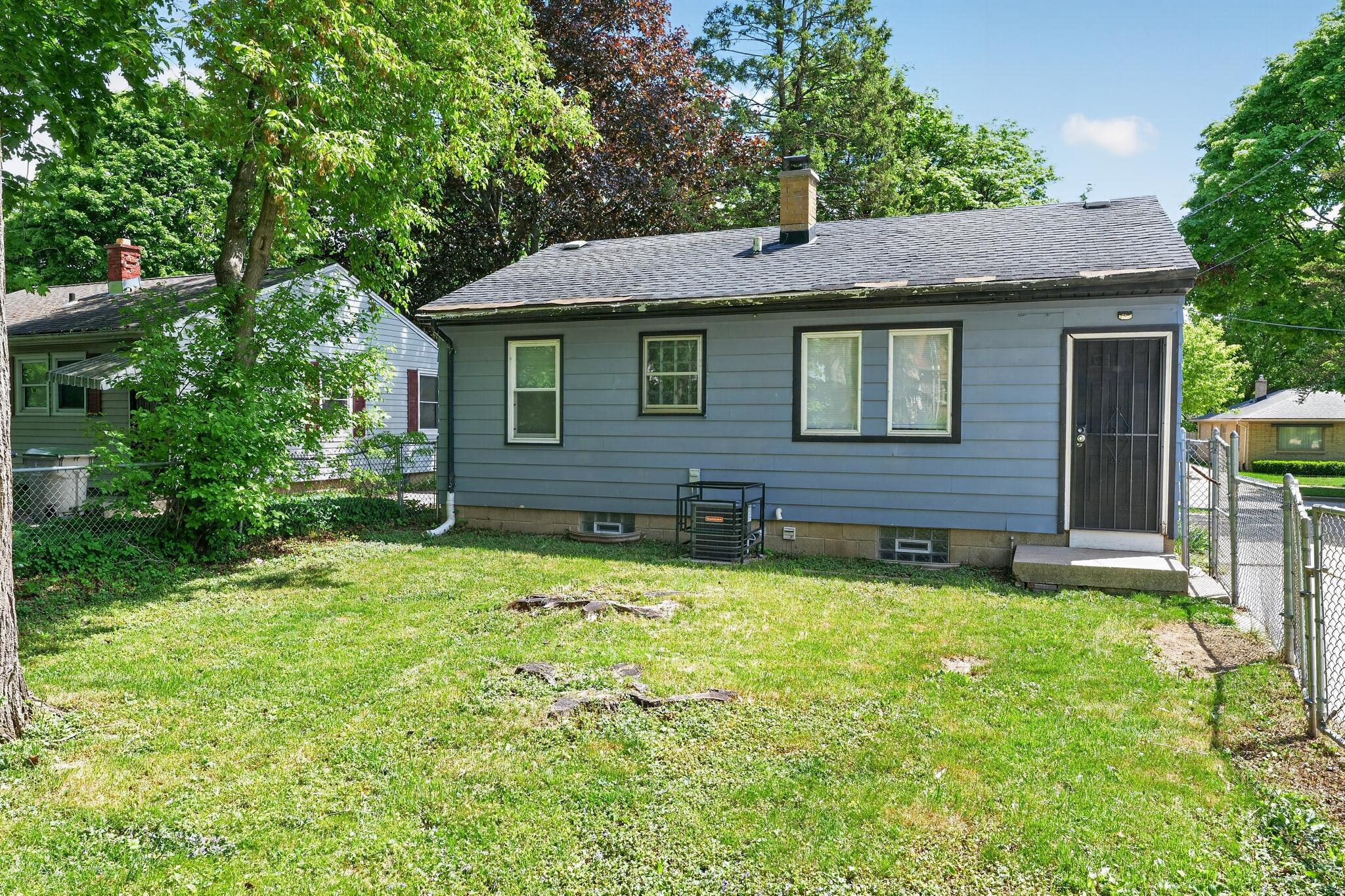 5823 North 36th Street Milwaukee, WI 53209 - Photo 11 of 31 10_5823_N_36th_St-Exterior-9963