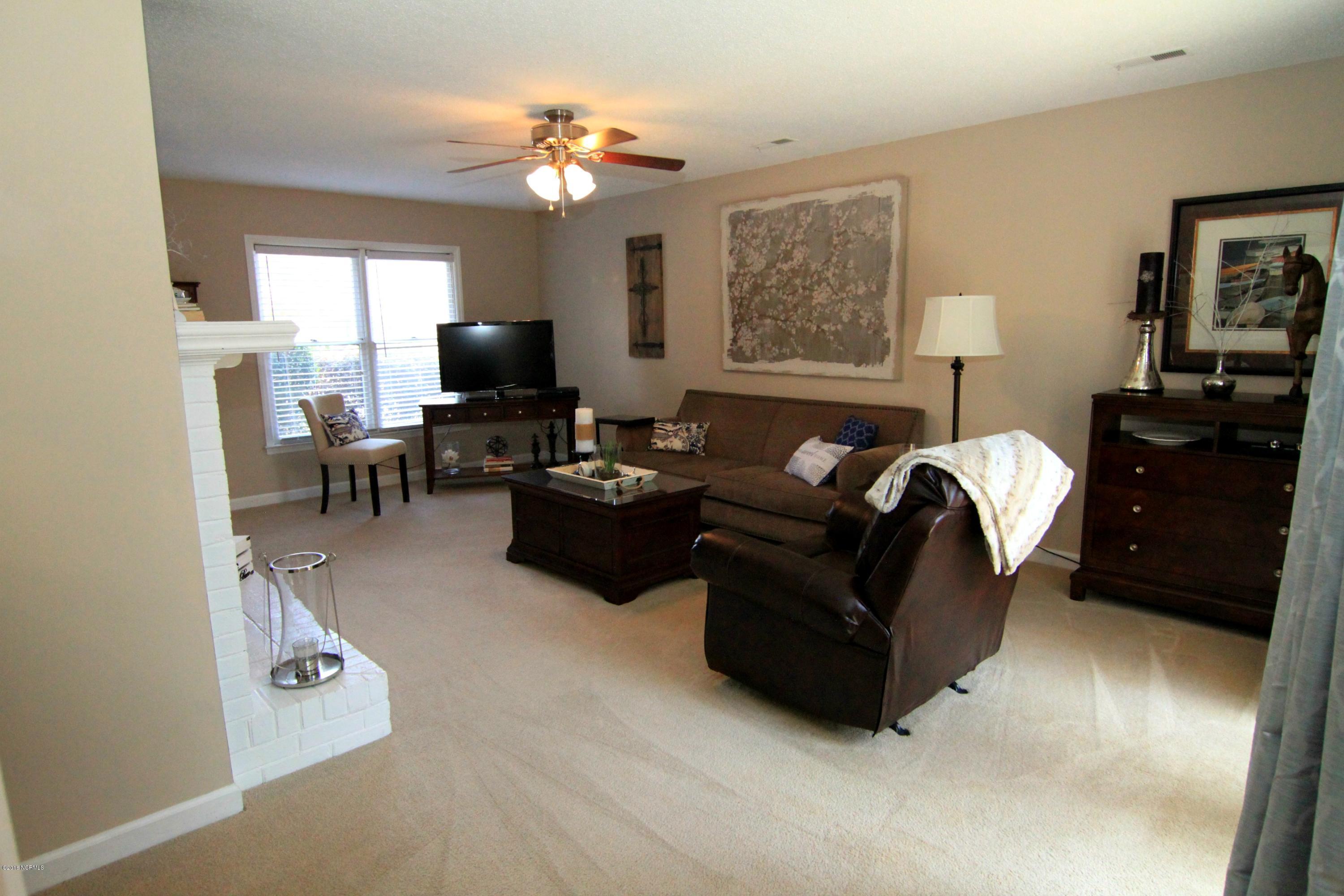 1918 Quail Ridge Road, Unit R Greenville, NC 27858 - Photo 5 of 15 Living Room