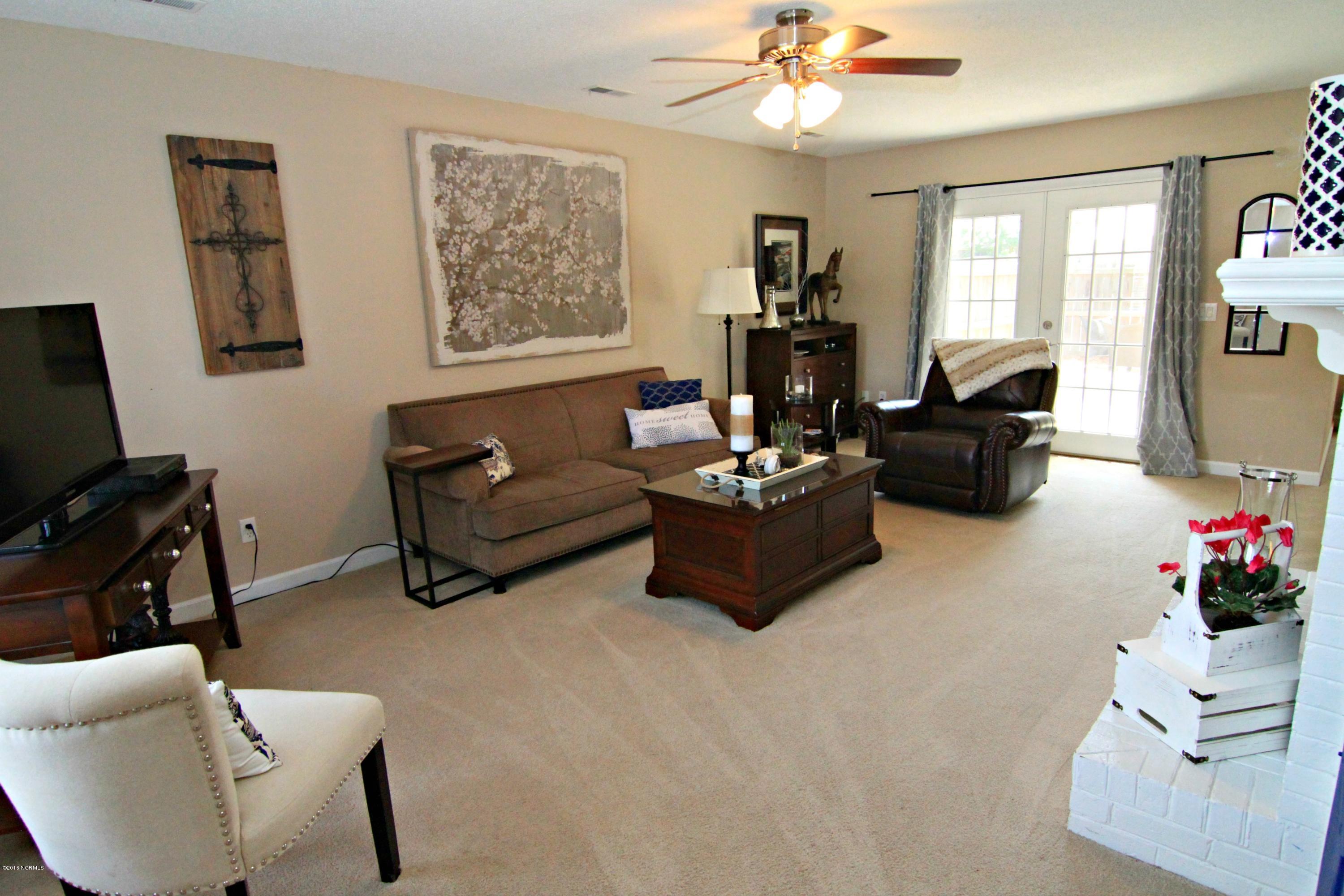 1918 Quail Ridge Road, Unit R Greenville, NC 27858 - Photo 6 of 15 Living Room