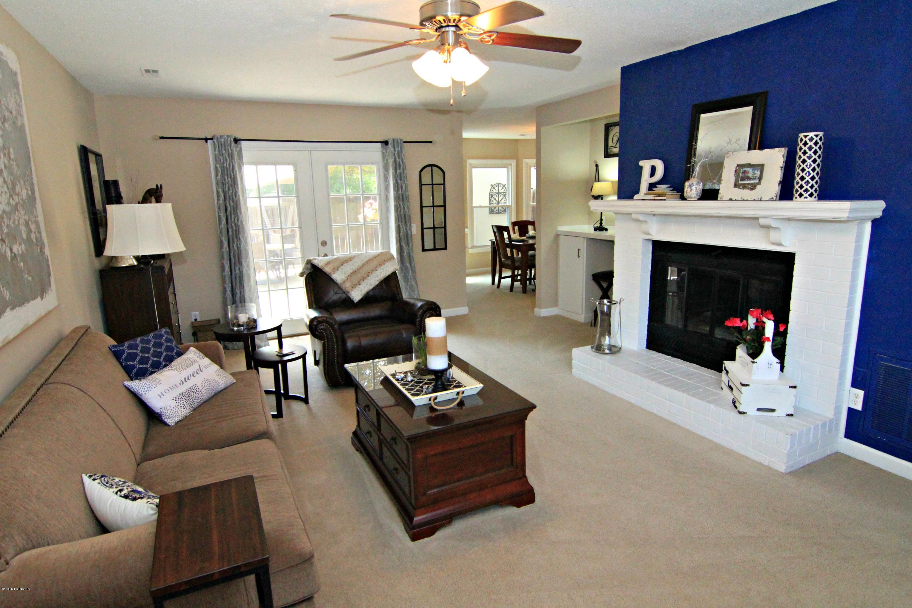 1918 Quail Ridge Road, Unit R Greenville, NC 27858 - Photo 7 of 15 Living Room