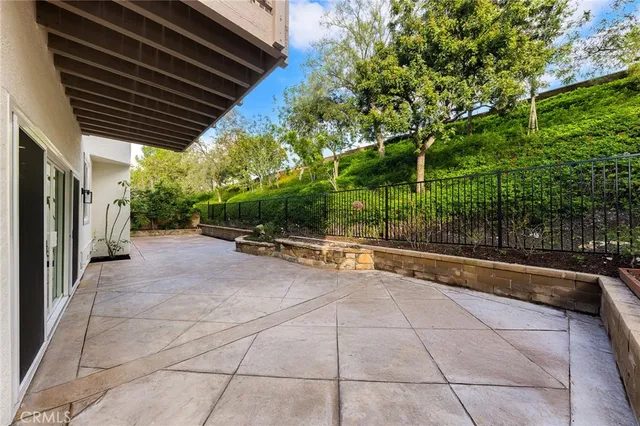 a sign that is sitting on a brick wall