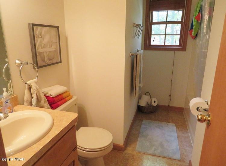4288 Pine Ridge Drive East Bushkill, PA 18324 - Photo 16 of 20 bath
