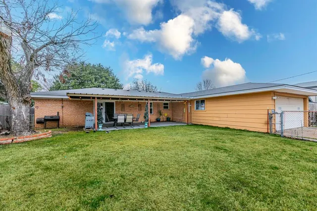 a view of a house with backyard