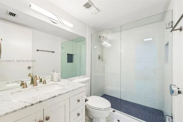 $4,900 | 2401 Collins Avenue, Unit 1007, Miami Beach, FL 33140