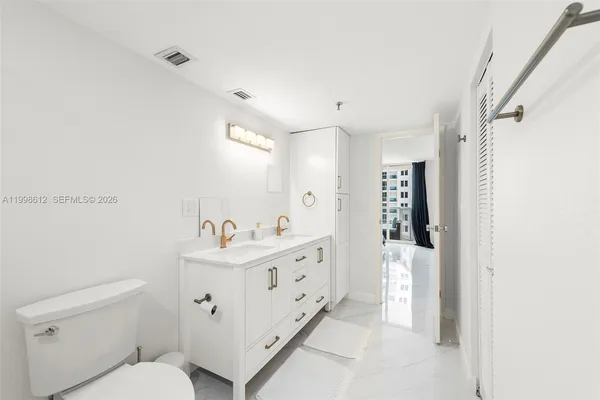 $4,900 | 2401 Collins Avenue, Unit 1007, Miami Beach, FL 33140