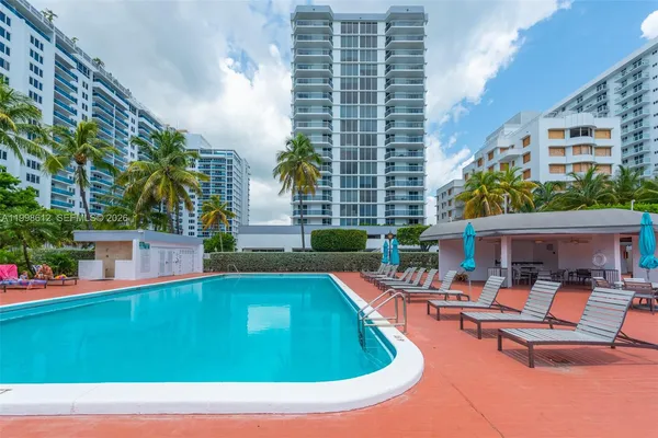 $4,900 | 2401 Collins Avenue, Unit 1007, Miami Beach, FL 33140