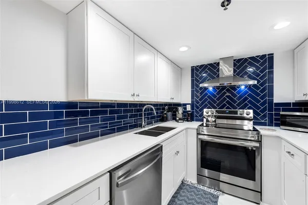 $4,900 | 2401 Collins Avenue, Unit 1007, Miami Beach, FL 33140