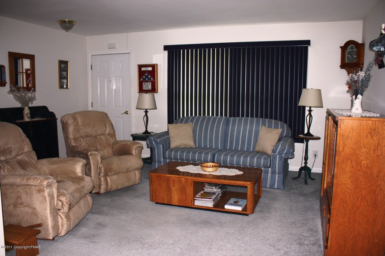 65 Stanet Road Moscow, PA 18444 - Photo 4 of 16 Living Room
