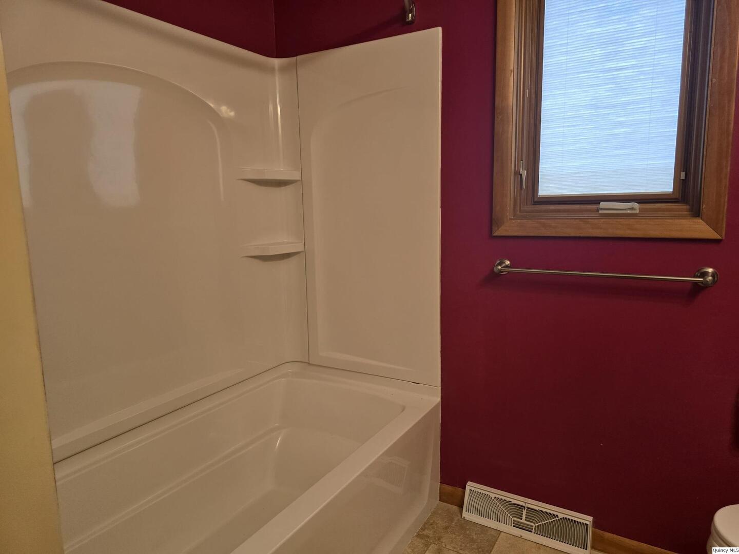 239 Rogers Road Carthage, IL 62321 - Photo 12 of 23 a bathroom with a bathtub
