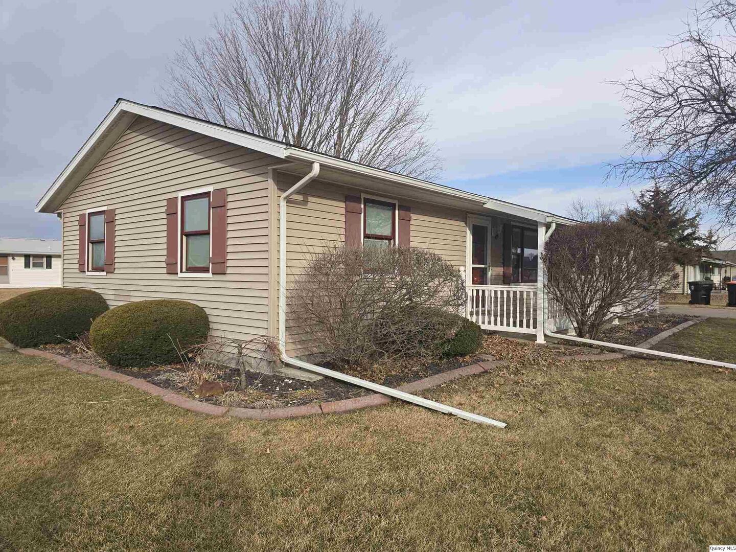 239 Rogers Road Carthage, IL 62321 - Photo 19 of 23 a backyard of a house with table and chairs
