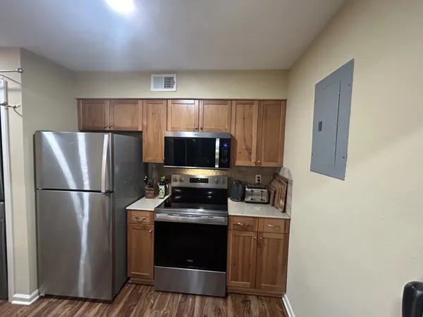 $3,275 | 1818 South Lakeshore Boulevard, Unit 20, Austin, TX 78741
