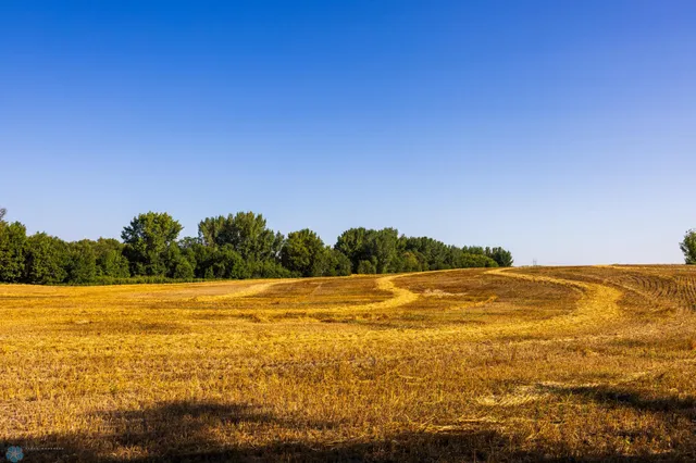 $618,000 | 430 430th Avenue Southwest, East Grand Forks, MN 56721