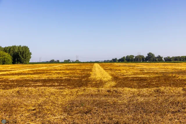 $618,000 | 430 430th Avenue Southwest, East Grand Forks, MN 56721